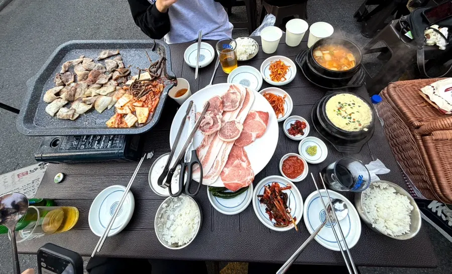 Pork belly and beer on an outdoor dining table