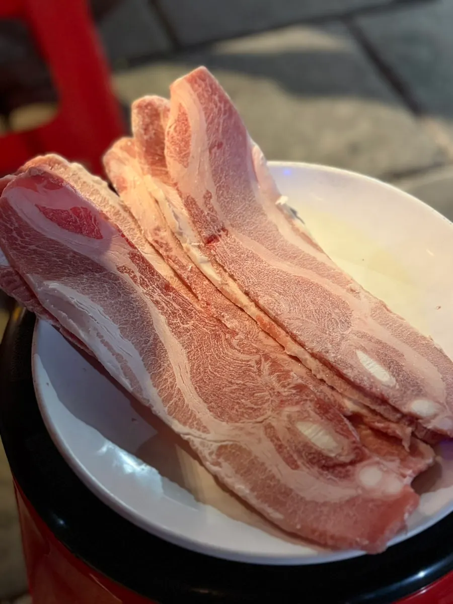접시에 담겨 나온 급랭 삼겹살 2인분