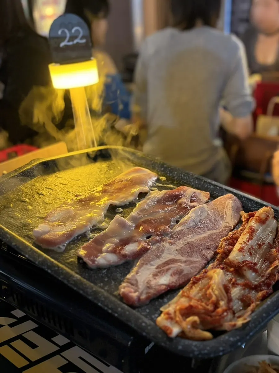 테이블에 놓인 생수 물병