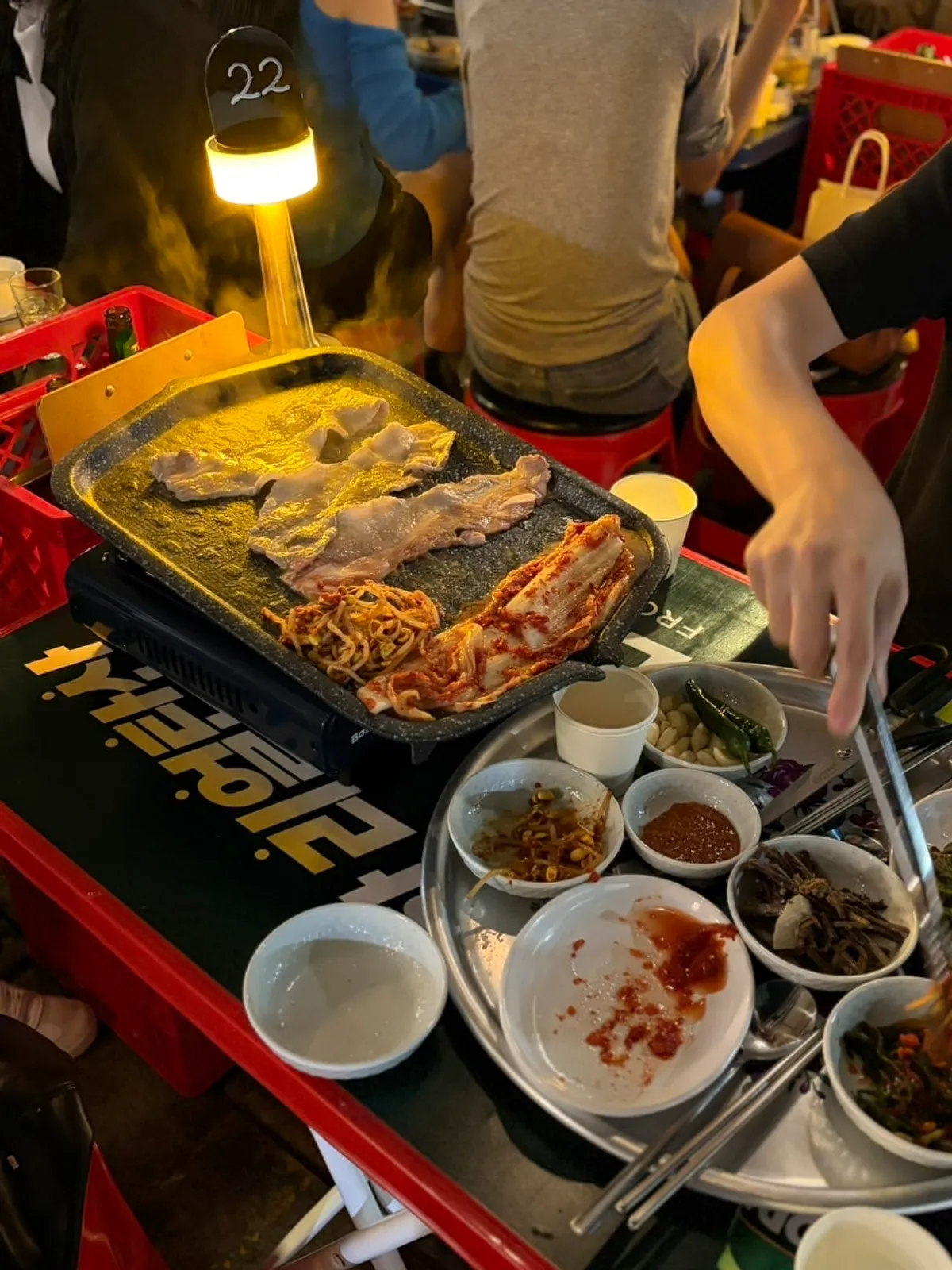 불판 위에서 구워지는 급랭 삼겹살
