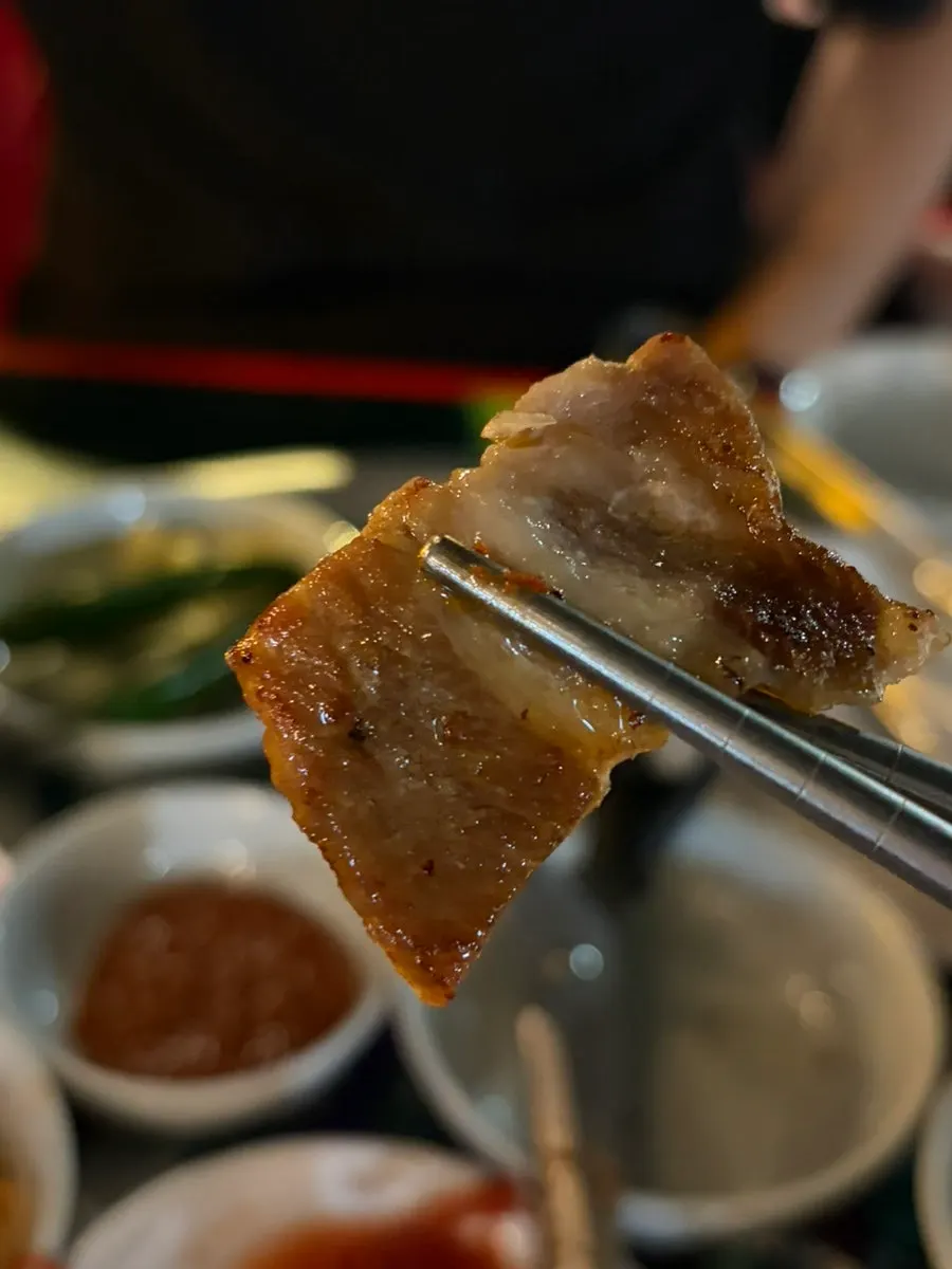 삼겹살과 함께 구운 김치와 콩나물
