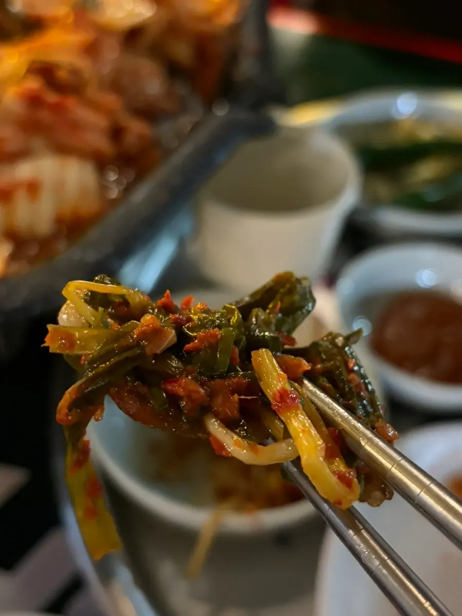 노릇하게 익은 삼겹살 한 점
