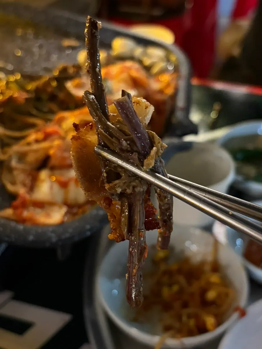 밑반찬을 곁들인 삼겹살 구이