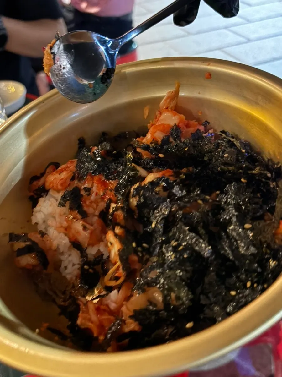 양푼에 담겨 나온 볶음밥