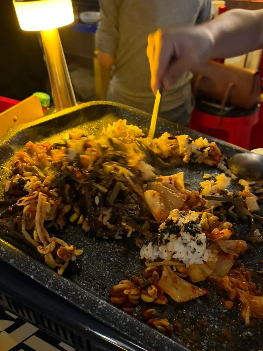 불판을 가득 덮은 볶음밥