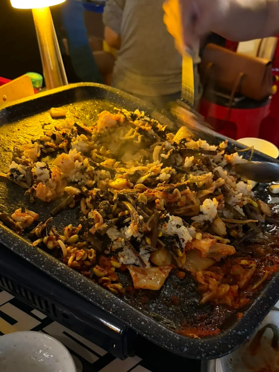삼겹살과 김치를 섞어 볶은 볶음밥