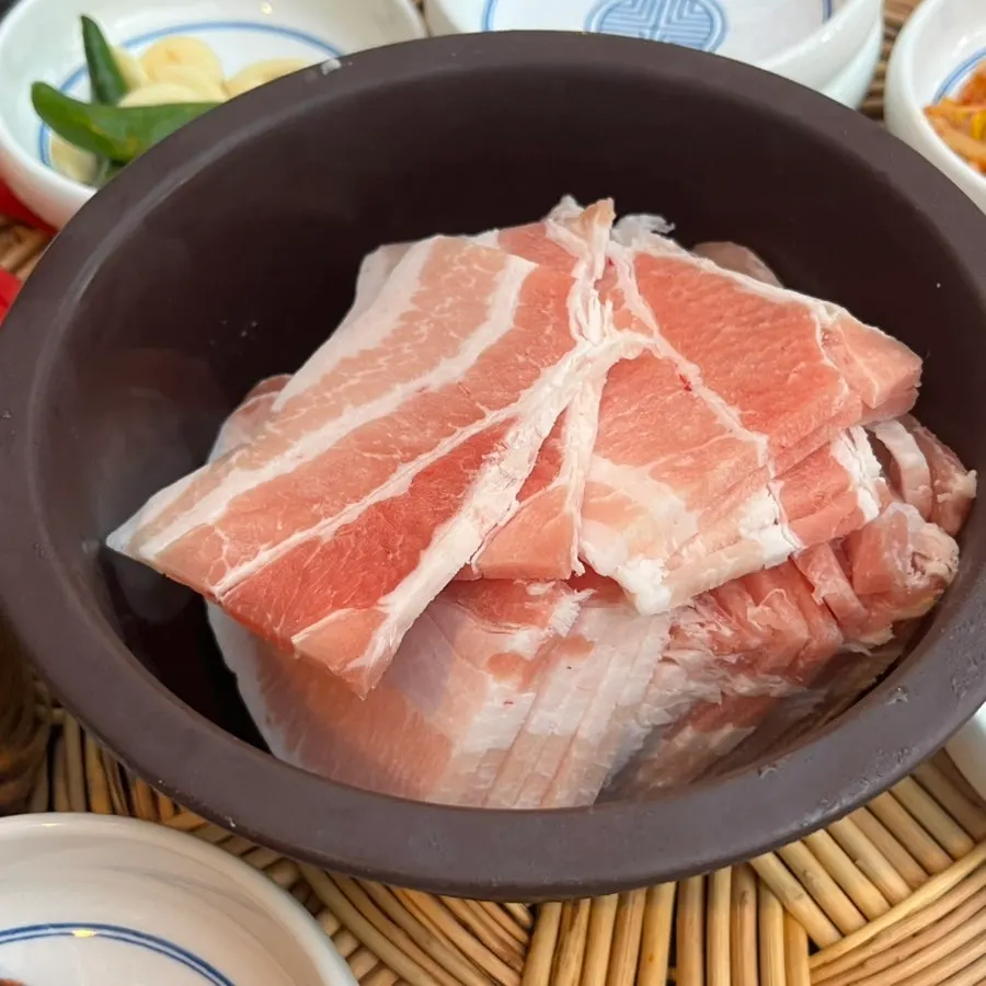野场桌上摆好的小菜和烤盘