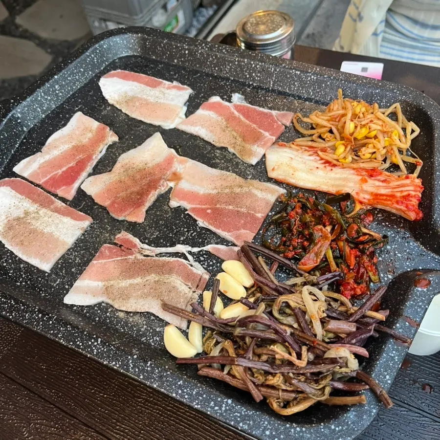 以石墙路为背景的野场氛围照