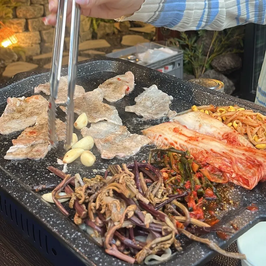 烤盘上正在烤的冷冻五花肉