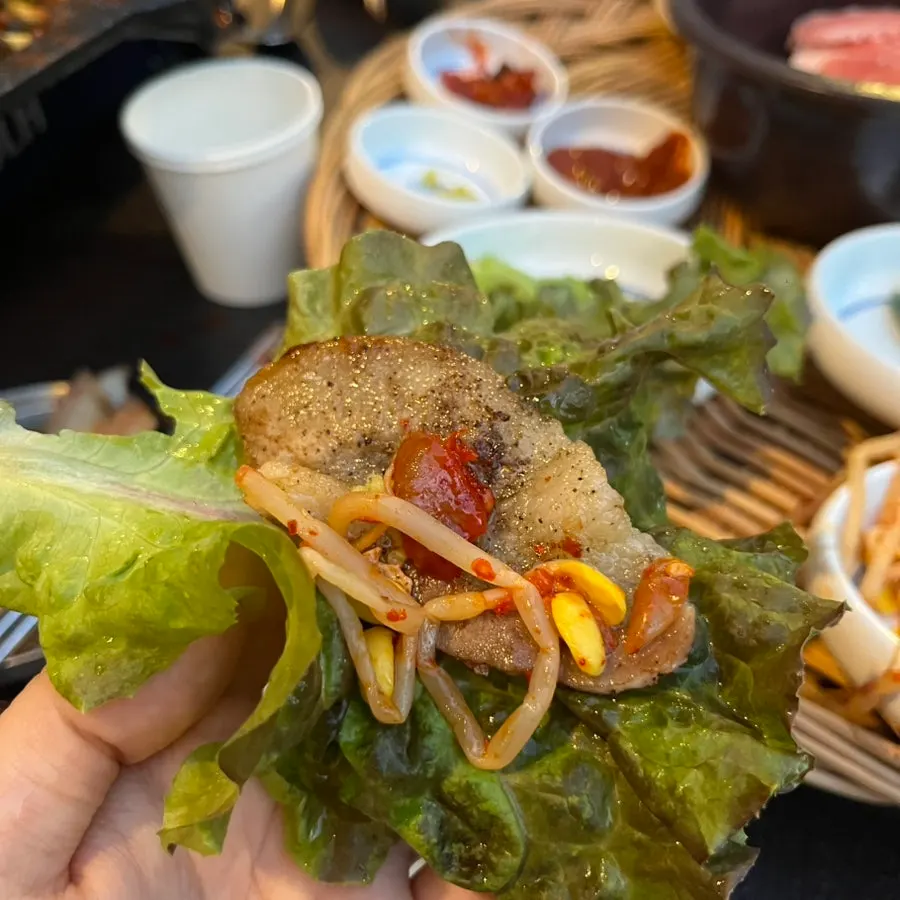 和肉一起烤的泡菜与蕨菜
