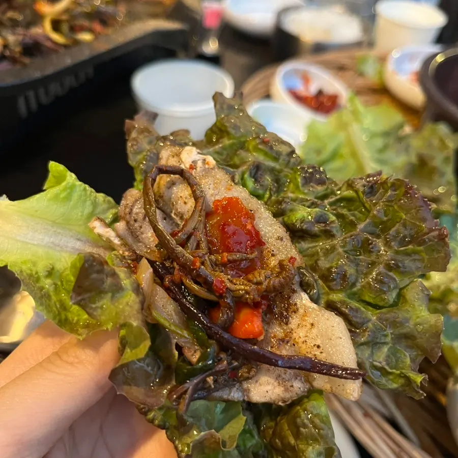 用自助台生菜包着吃的五花肉