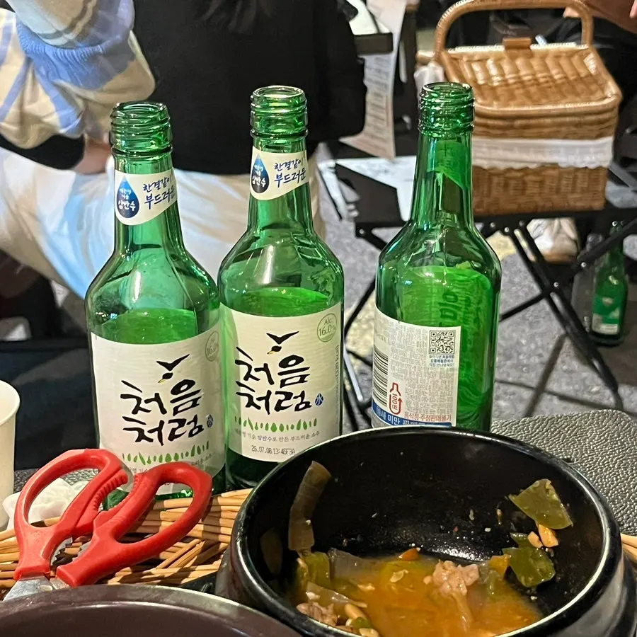 配烧酒的野场小酌桌面