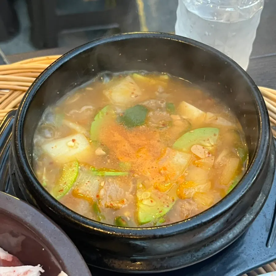 咕嘟咕嘟煮着的牛胸肉大酱汤