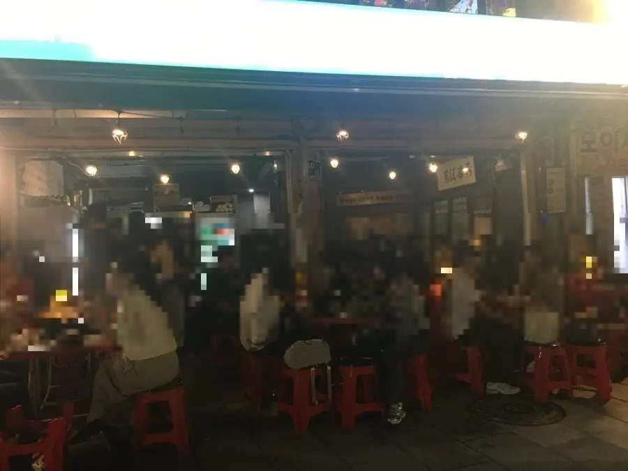 Friday-night full house scene on Chowon's outdoor tent street