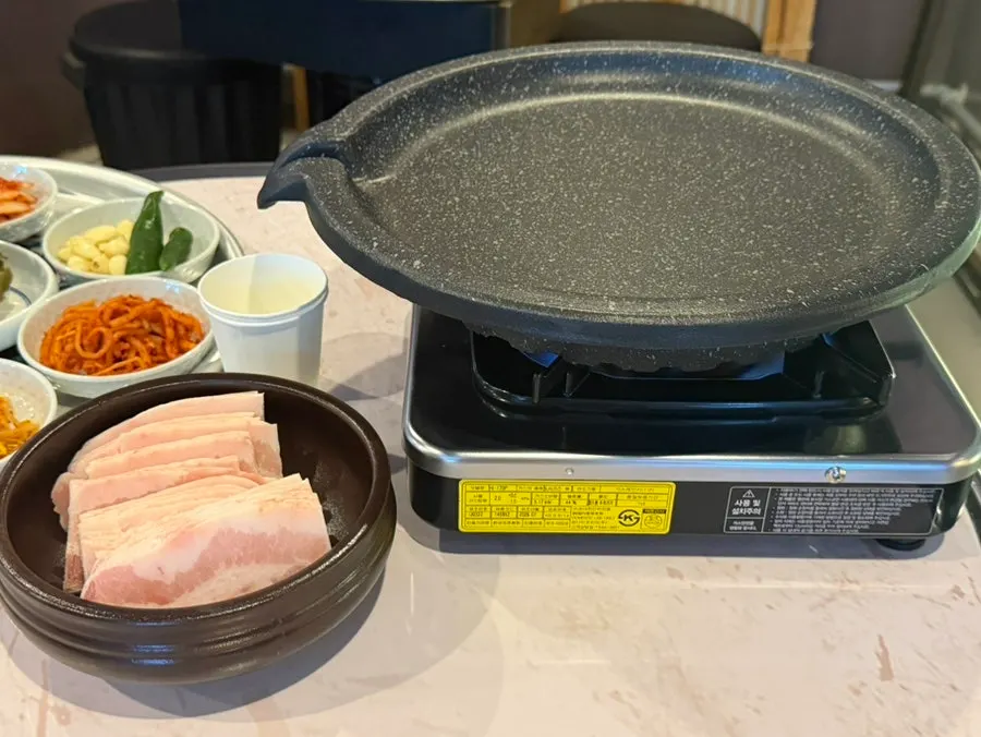 Ssam vegetables with garlic and chili peppers among the side dishes