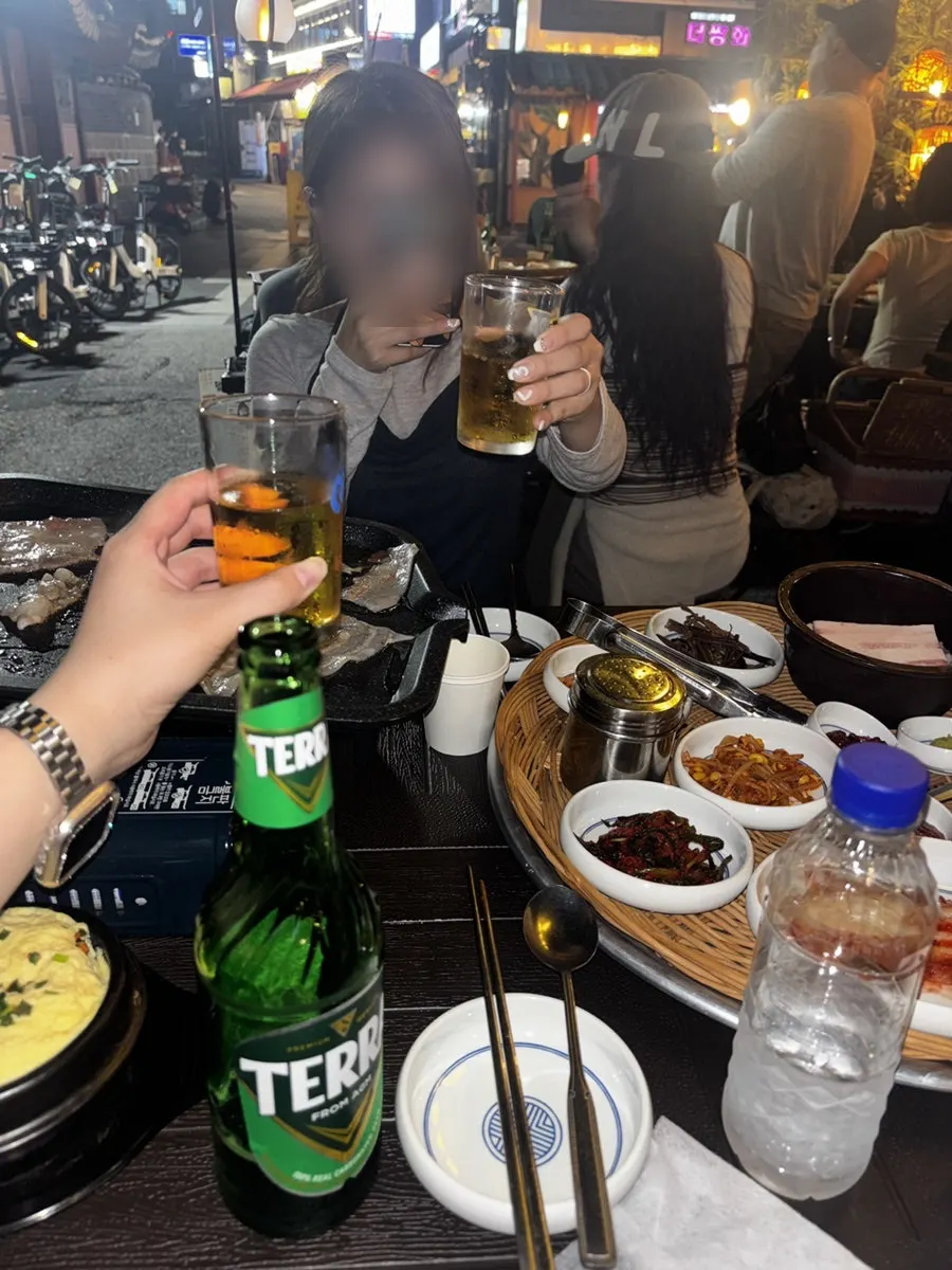 Enjoying frozen pork belly with beer at the outdoor patio