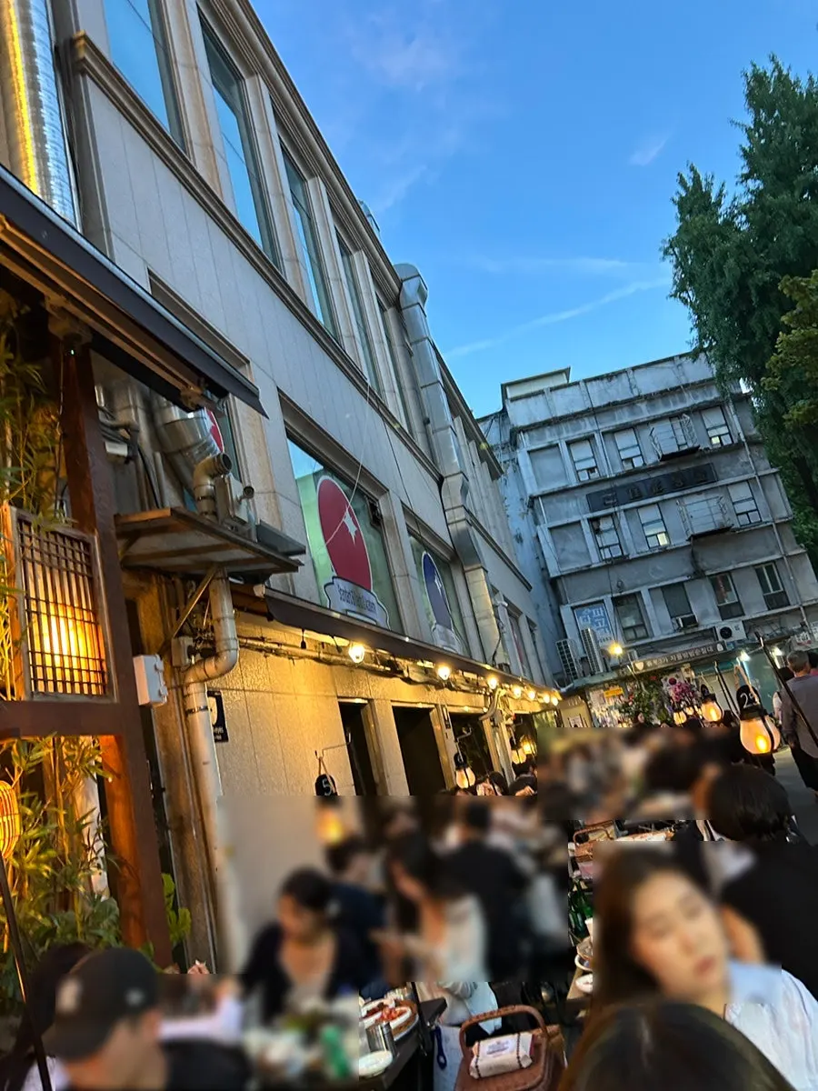 Weekday evening waiting atmosphere at the Jongno 3-ga outdoor dining area