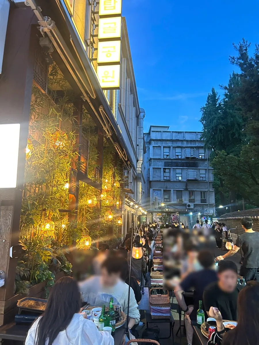 Outdoor dining around Tapgol Gongwon Jongno 3-ga Branch in the evening