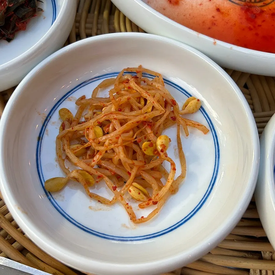 Meat side dishes including garlic and Cheongyang chilies