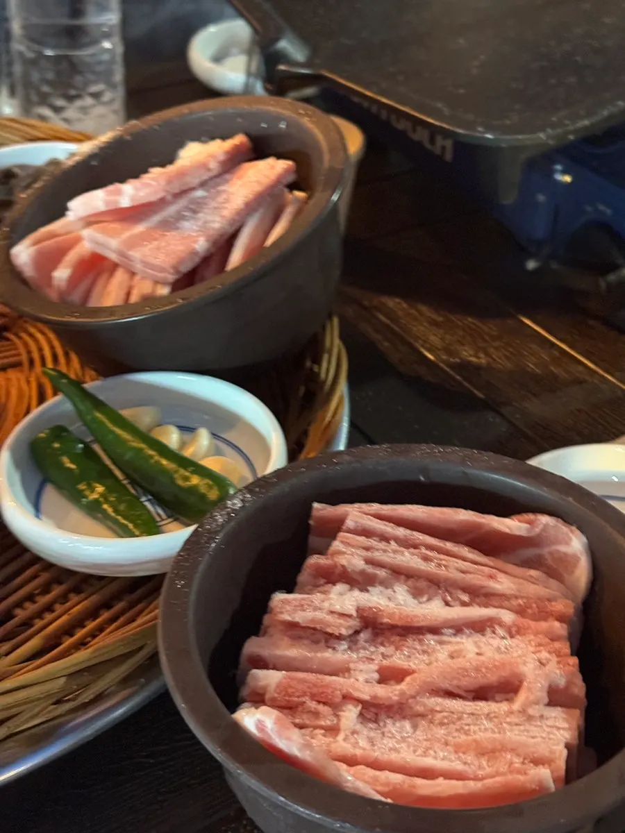 둥근 채반에 담긴 냉삼 밑반찬