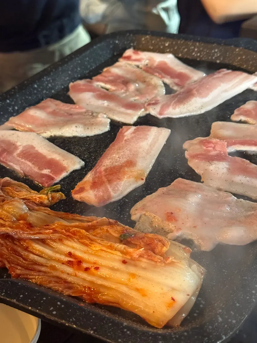 버너 위 기울어진 사각 냉삼 불판