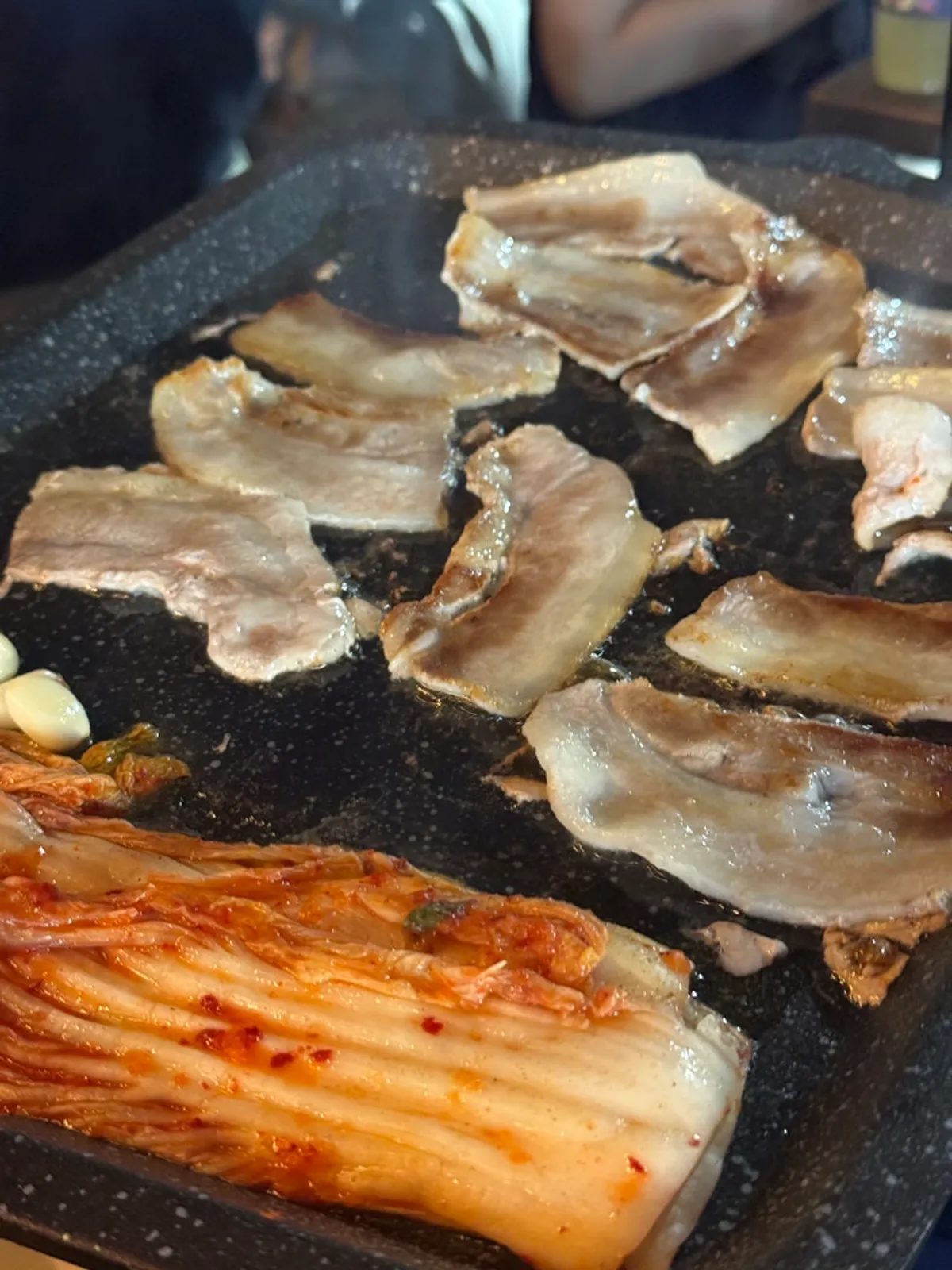 불판에 올린 냉삼과 길쭉한 묵은지