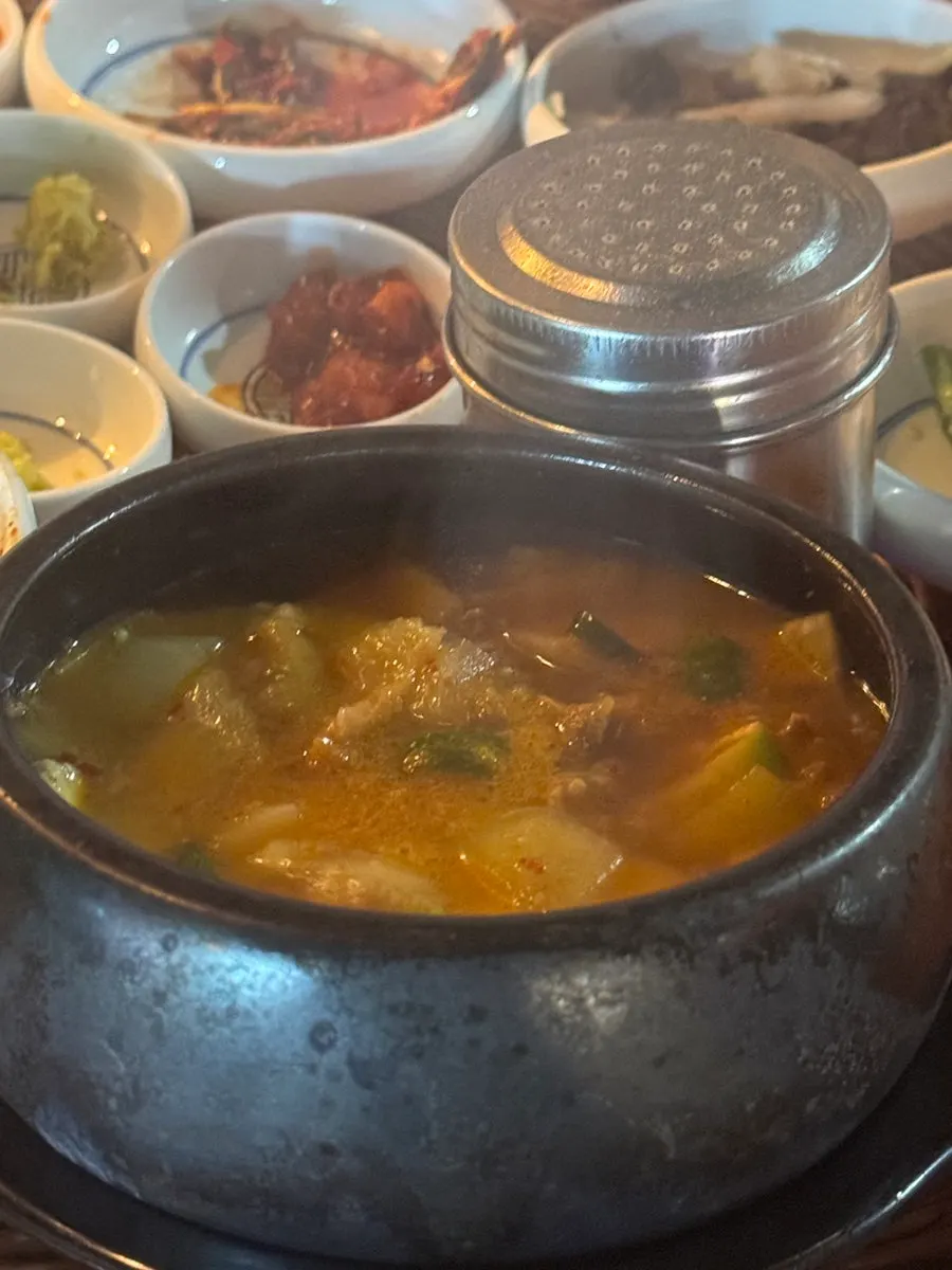 돌담길과 야경이 어우러진 야장 풍경