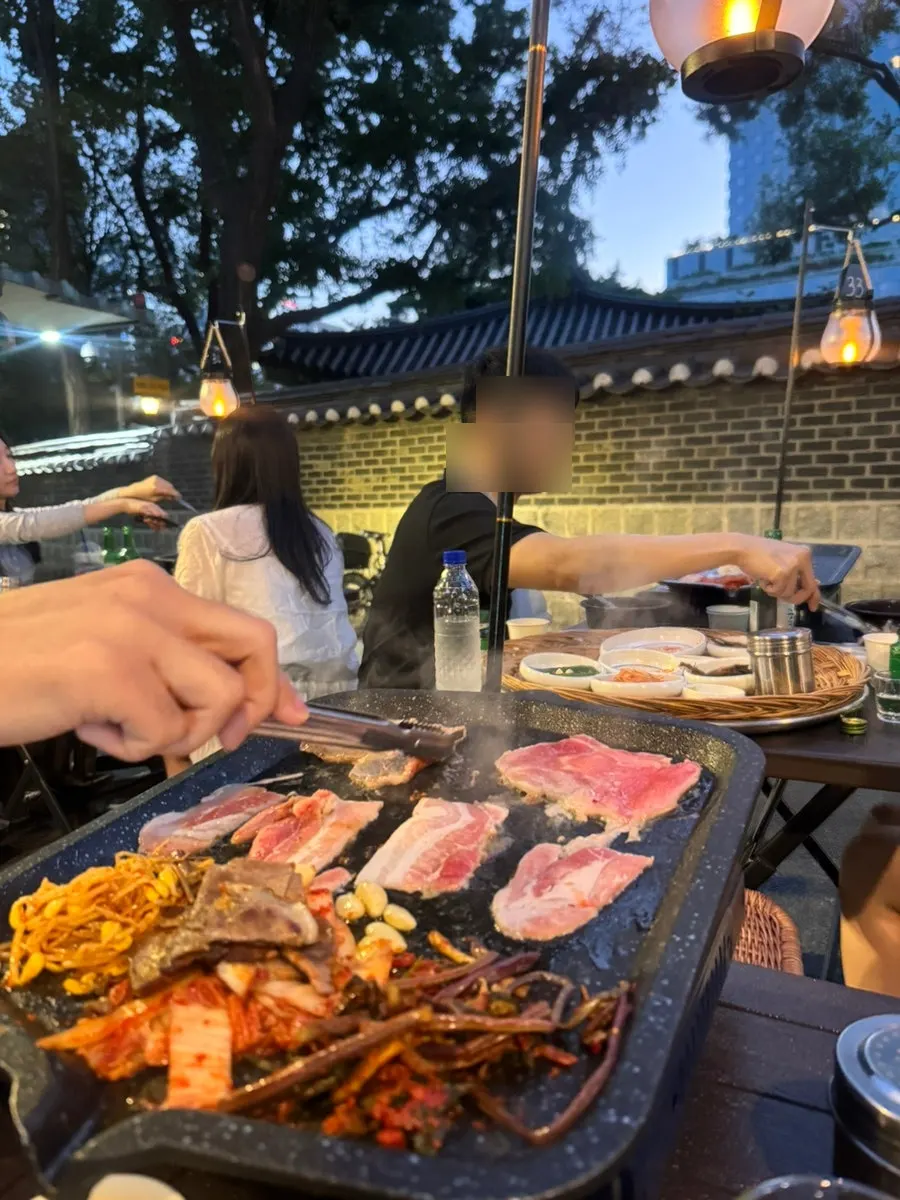 Meat and accompanying side dishes on the grill