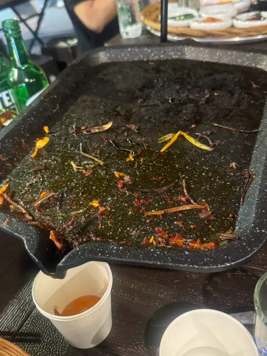 Finishing an outdoor meal at Tapgol Gongwon