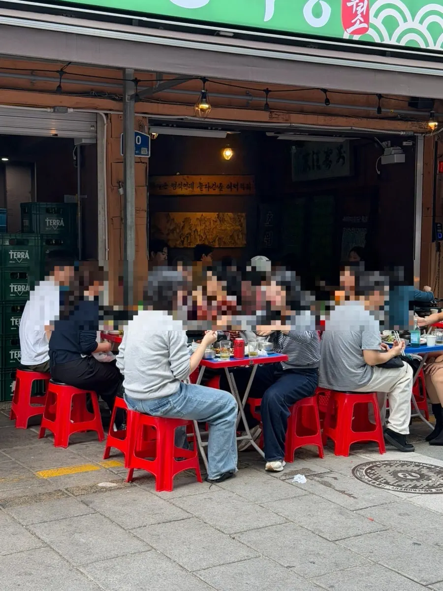 The atmosphere of the Jongno outdoor tent BBQ street near Tapgol Park