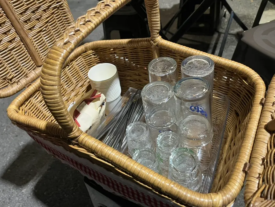Picnic-basket-style utensil holder