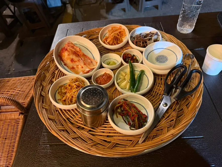 삼겹살과 소주 주문 상차림