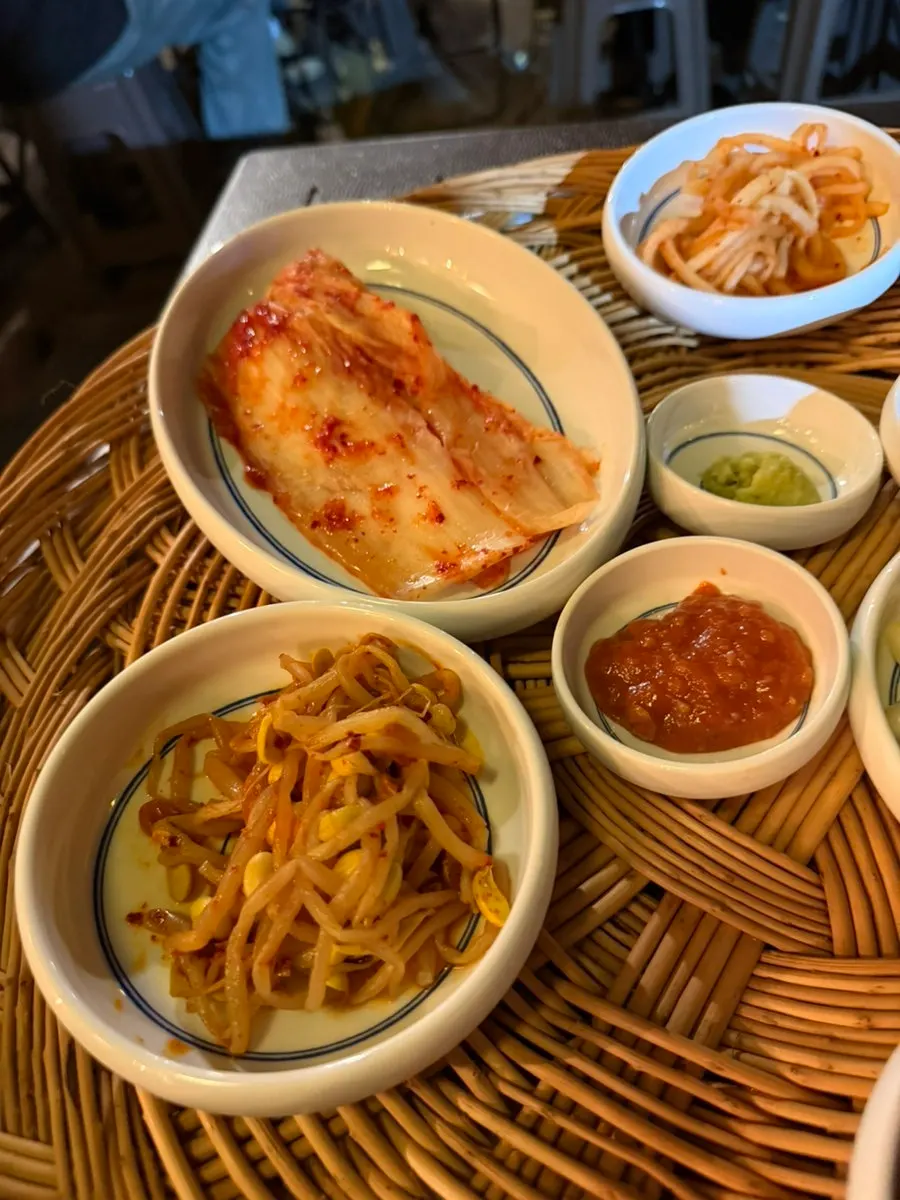 고깃집의 푸짐한 반찬 상차림