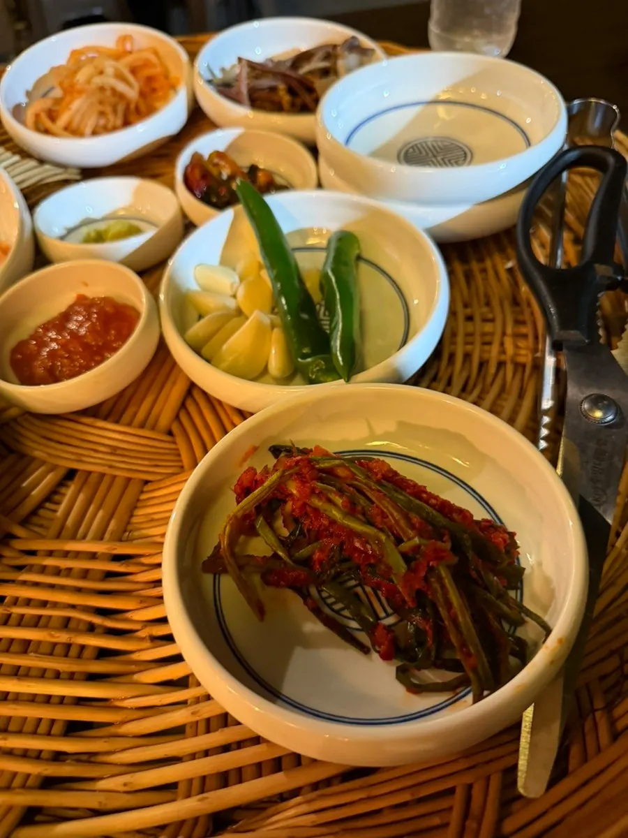 냉삼과 곁들임 반찬 구성