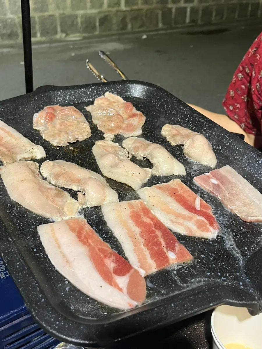 Thinly sliced meat and accompanying side dishes
