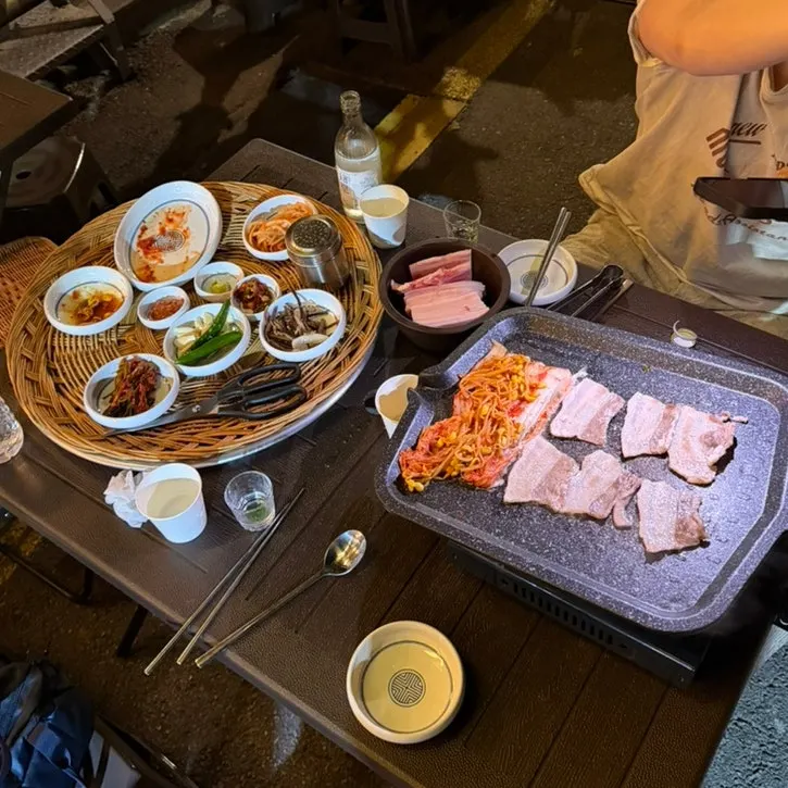 김치와 콩나물을 올린 냉동삼겹살