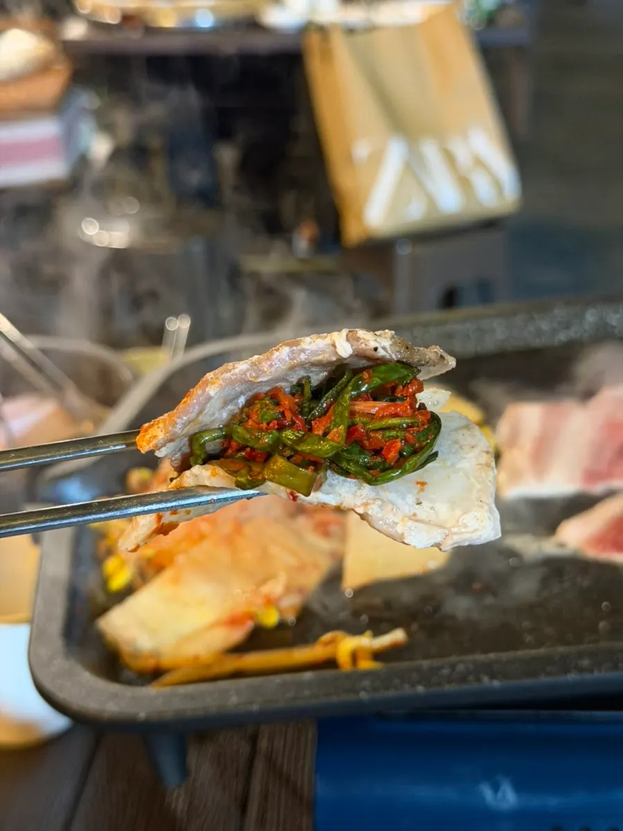 구운 김치와 함께 먹는 냉동삼겹살