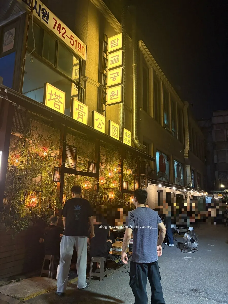 View of the outdoor tables at Tapgol Gongwon Jongno 3-ga Branch