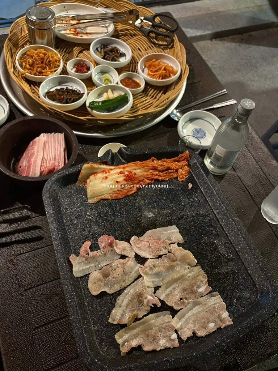 Grilling pork belly sprinkled with pepper