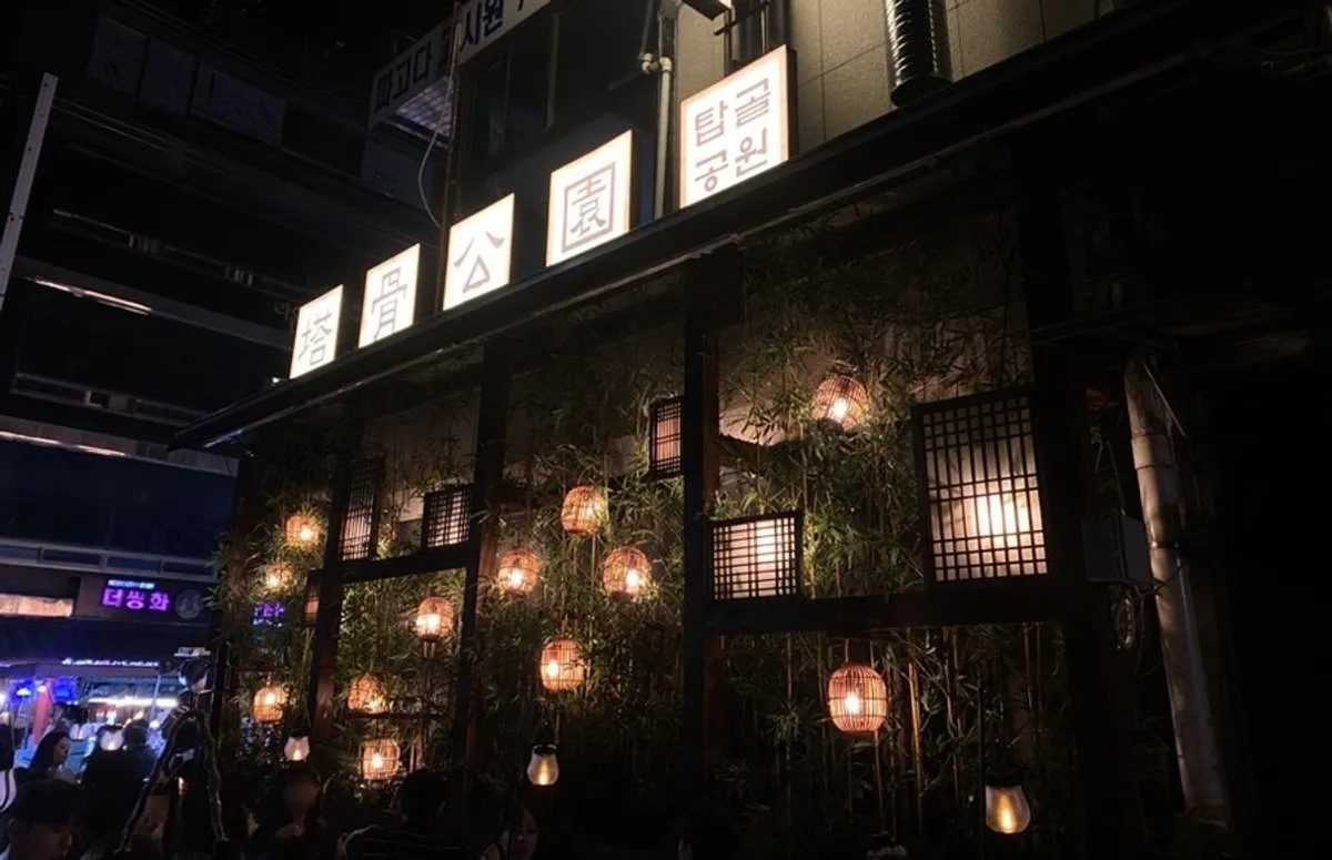 Nighttime view of the outdoor tables at Tapgol Gongwon Jongno 3-ga Branch