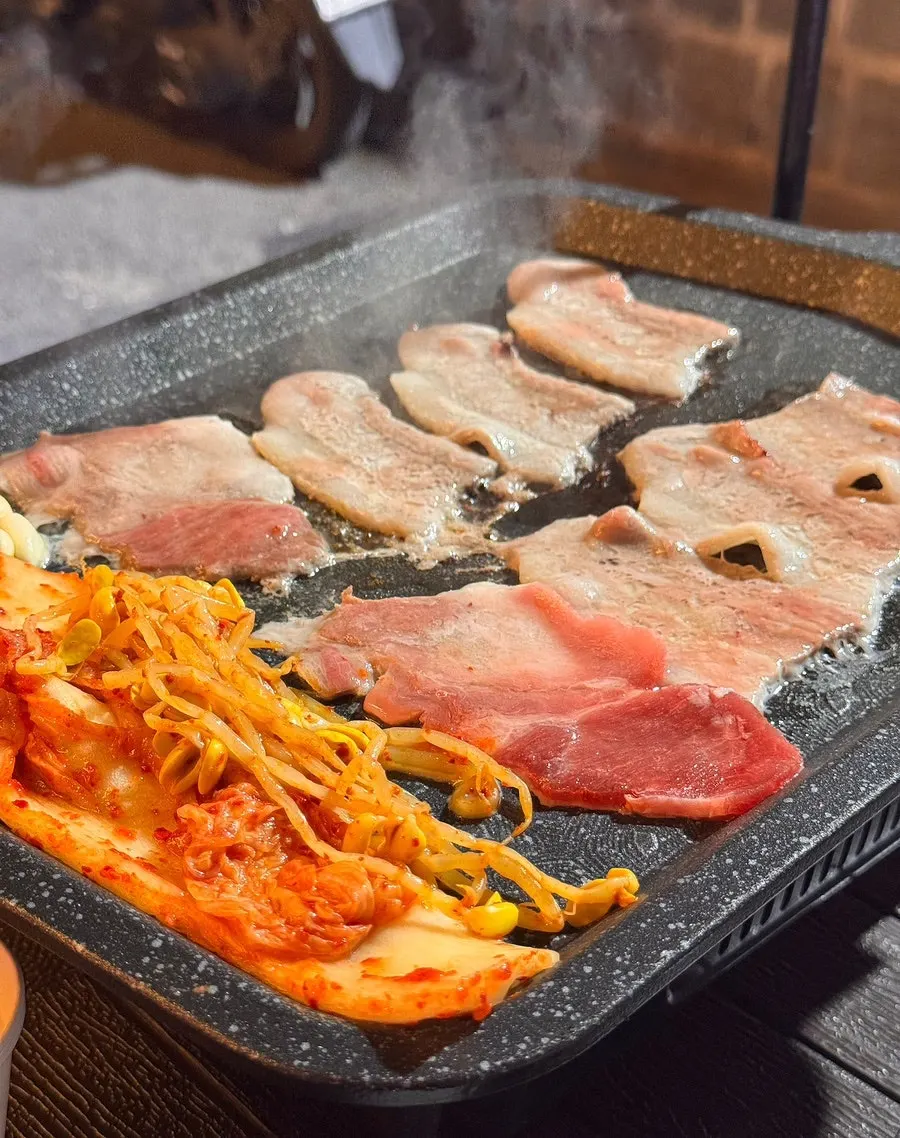 Quick-frozen pork belly cooking on the grill