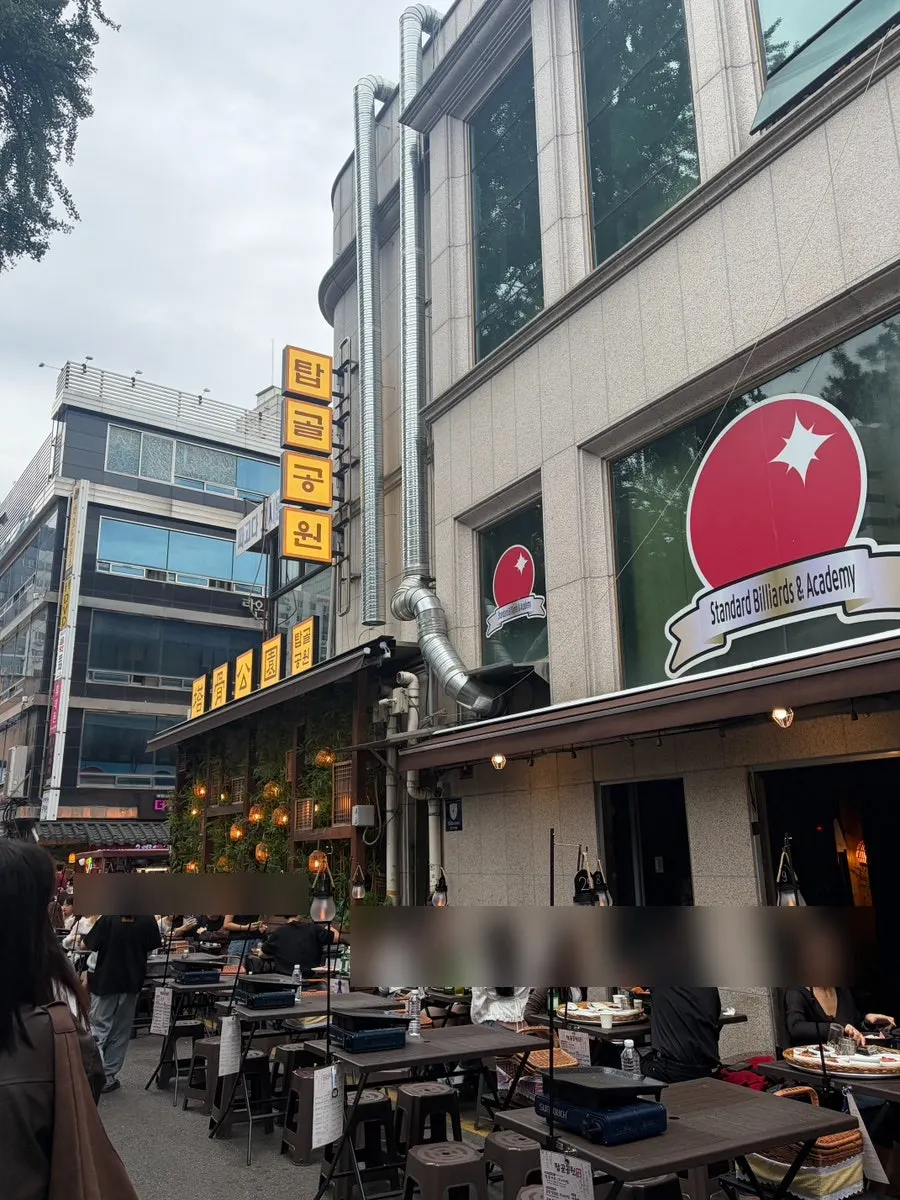 Full view of the outdoor tables at Tapgol Gongwon Jongno 3-ga Branch