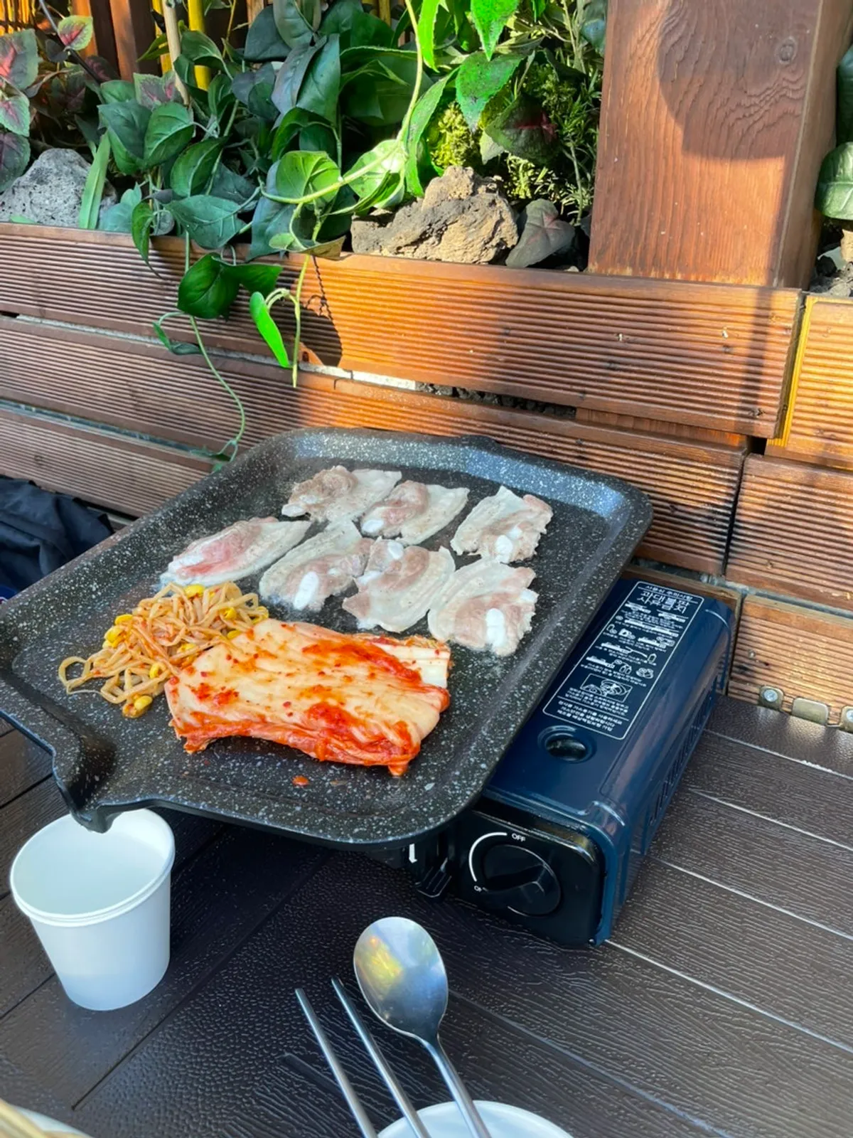 Mesas al aire libre del yajang junto al Parque Tapgol en Jongno 3-ga