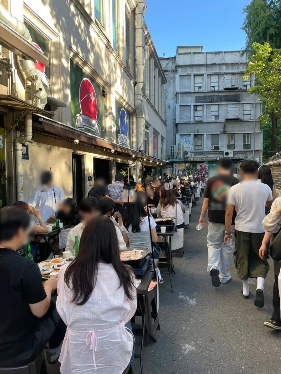Mesas de yajang llenas de clientes