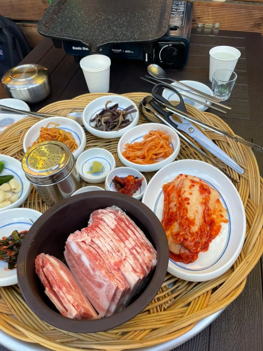 Cesta de picnic con vasos de papel y vasos de soju
