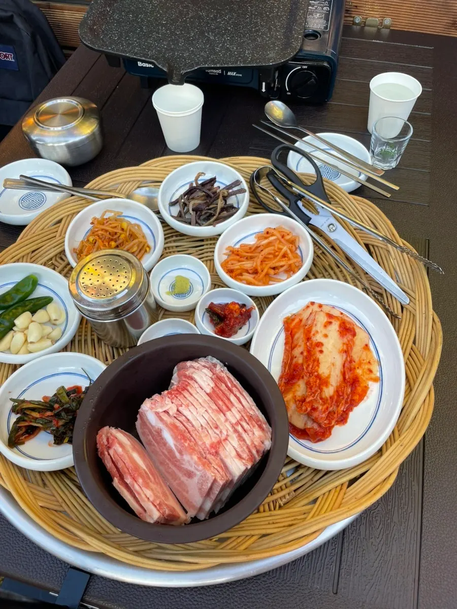 Plato de naengsam antes de ponerlo en la plancha