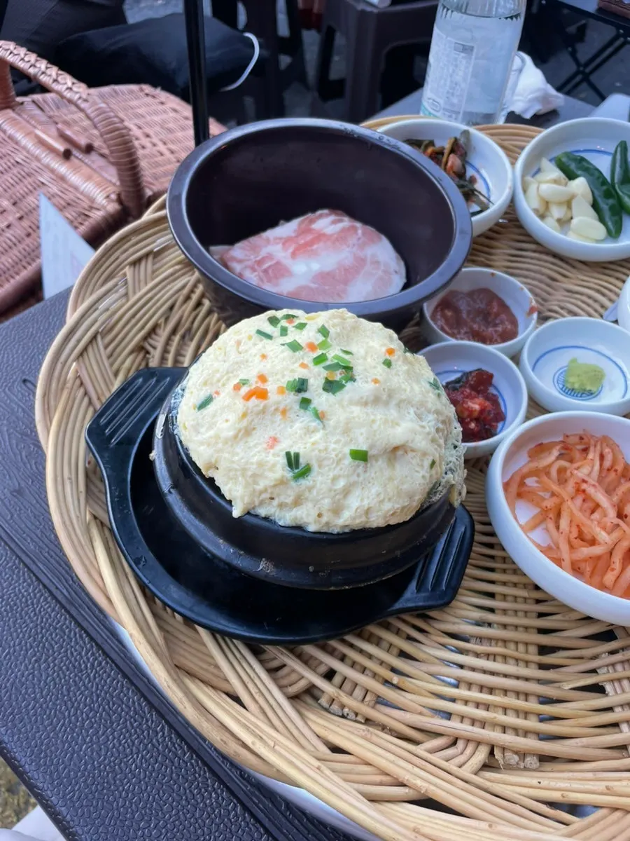 Kimchi y brotes de soja cocinados en la grasa de la panceta
