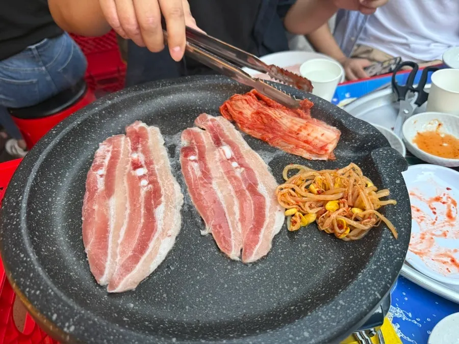 ヤジャンのテーブルに置かれたソメクのグラス