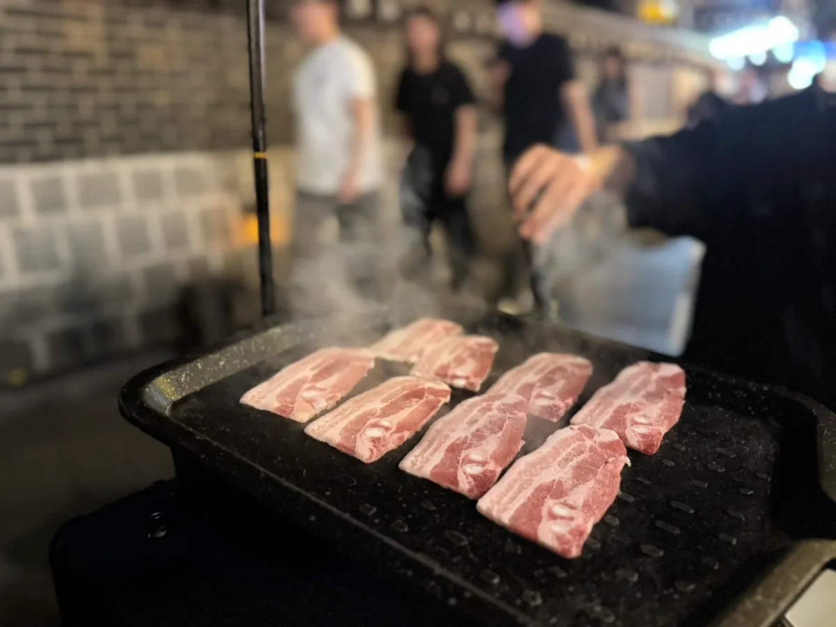 Full view of the outdoor grill tables at Tapgol Gongwon Jongno 3-ga Branch