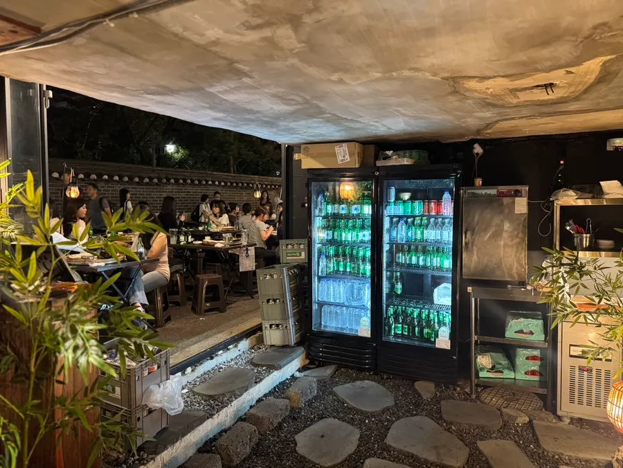 Outdoor seating spread out beside the stone wall